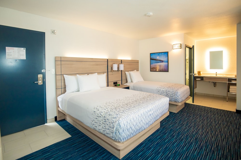 Premium Room One Queen and One Twin Bed photo 1