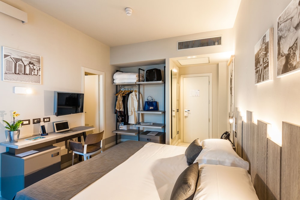 Executive Double Room Single Use, Partial Sea View - Photo 4