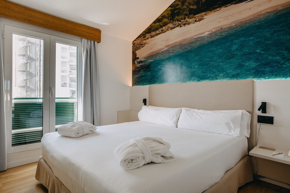 Suite, 2 Bedrooms, Balcony (3 adults) - Photo 4