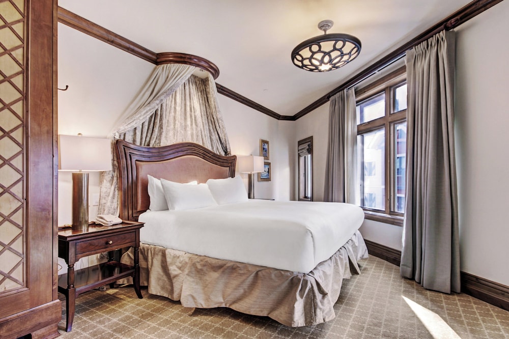 Suite, 1 King Bed (Arrabelle) - Photo 5
