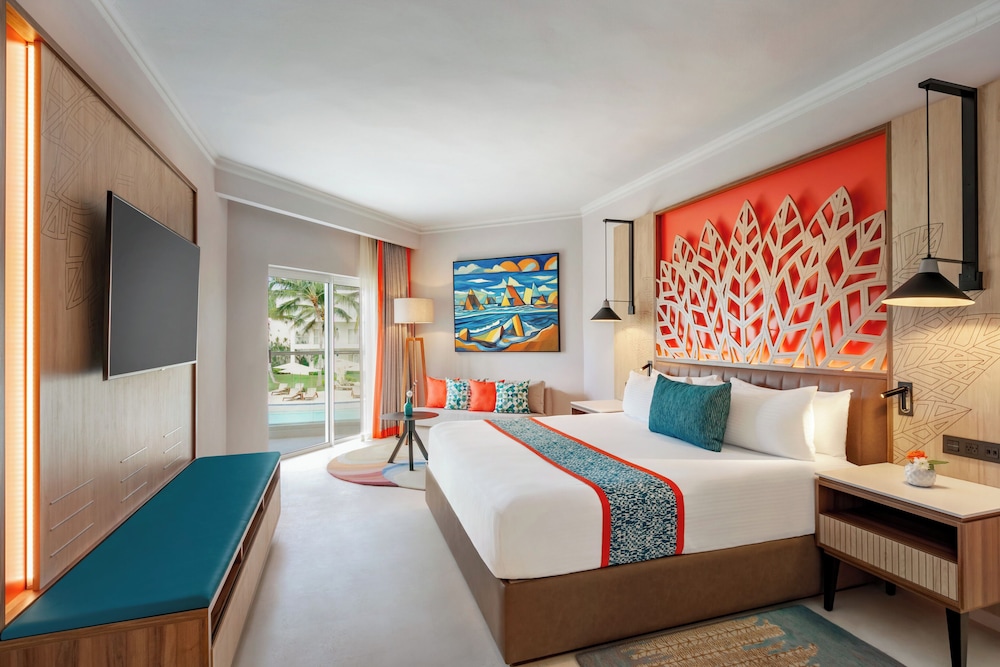 Deluxe Partial Ocean View - 1 King Bed - Photo 1