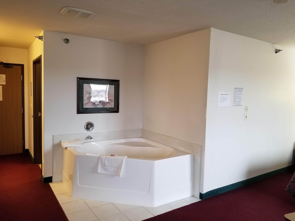 Deluxe Room, 1 King Bed, Non Smoking, Jetted Tub photo 2