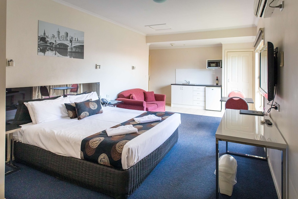 Executive Room, 1 King Bed, Non Smoking, Kitchenette (Larger Room) - Photo 2