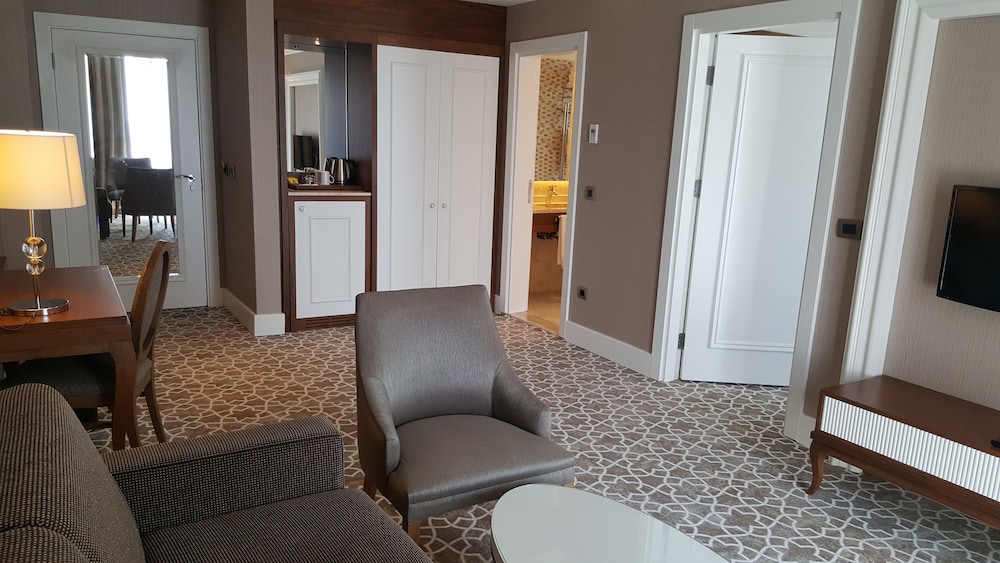Corner Suite photo 2