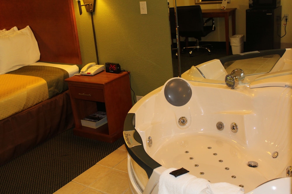 Suite, 1 King Bed, Non Smoking (Jacuzzi) - Photo 4