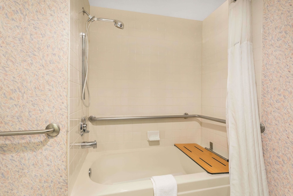 Room, 1 Double Bed, Accessible, Non Smoking (Mobility, Bathtub W/grab Bars) - Photo 3