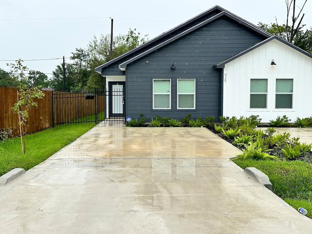 Cozy 3br Retreat With Yard, Billede 7