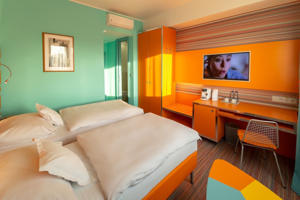 Superior Double or Twin Room, City View thumbnail 5