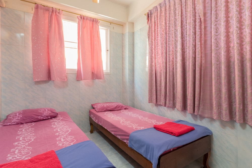 Standard Twin Room with Shared Bathroom photo 2