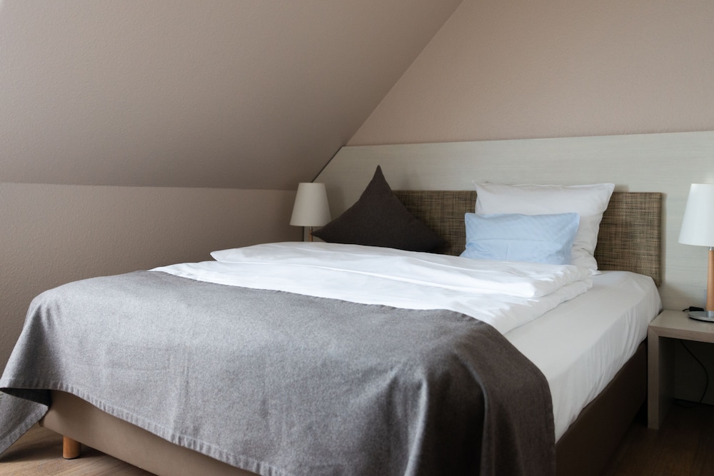 Comfort Room, 1 Queen Bed thumbnail 6