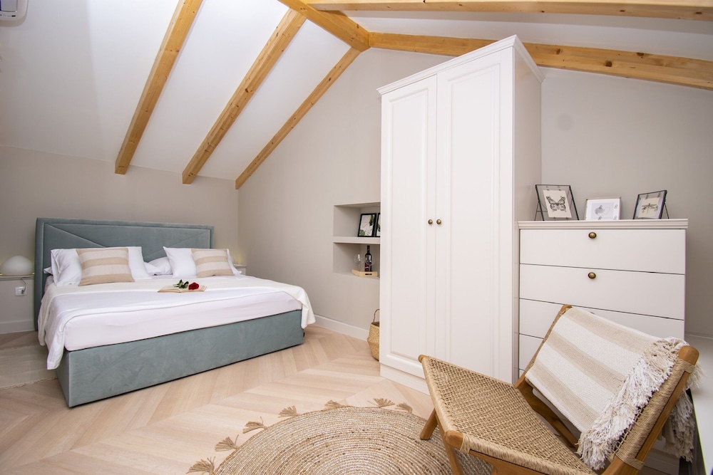 House, 2 Queen Beds
