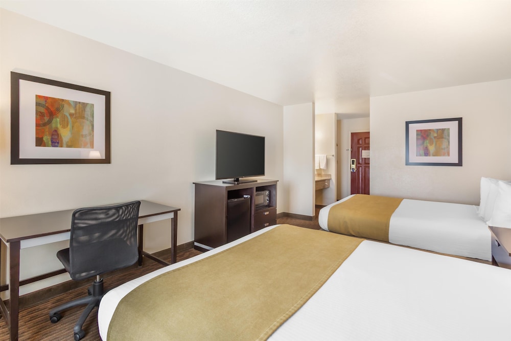 Standard Queen Room with Two Queen Beds and Refrigerator (Non Smoking) photo 3