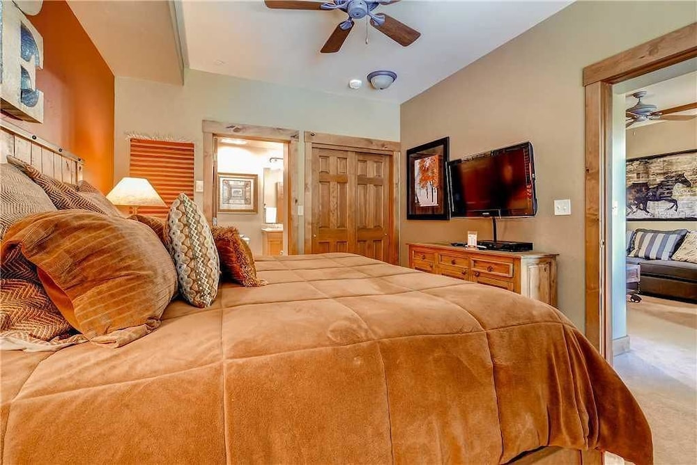 Condo, 1 King Bed with Sofa bed (2210 Timberline Lodge, Trappeur's Cro) photo 1