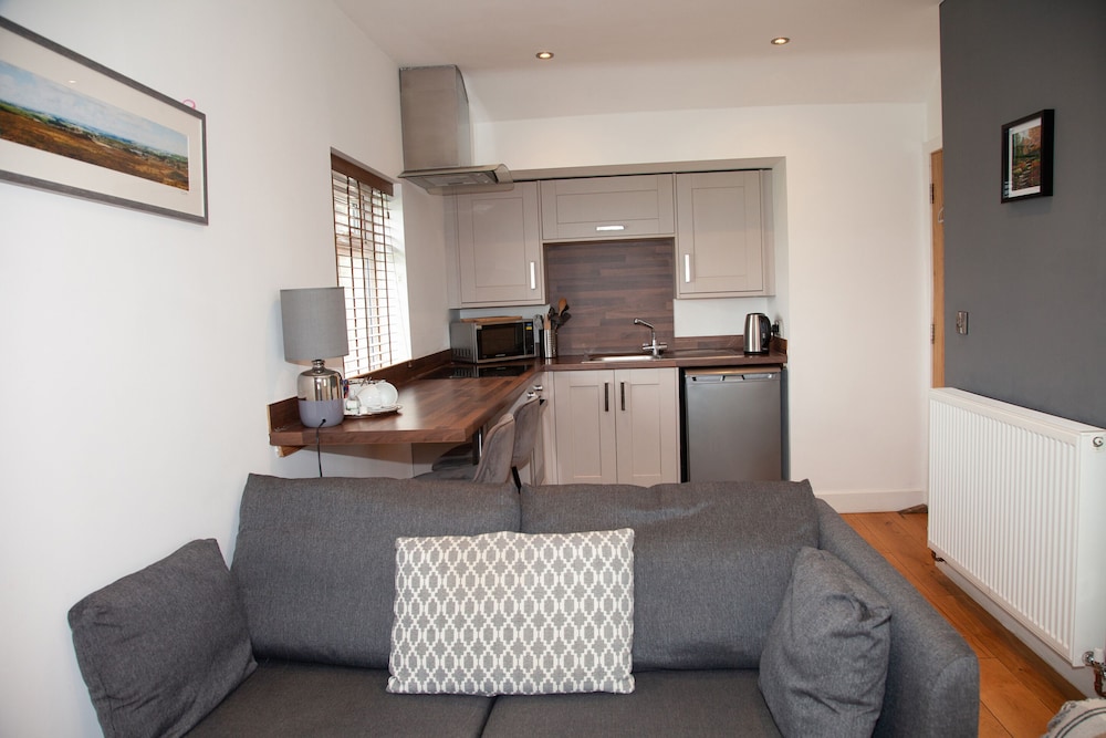 Studio, Ensuite (Small) - Photo 2