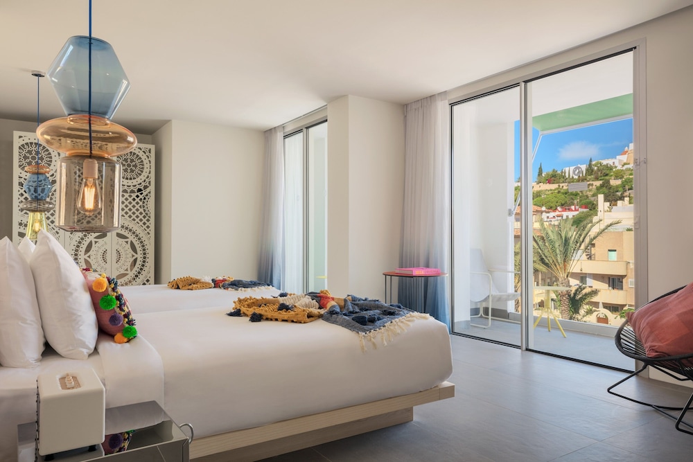 Premier Room, 1 King Bed, Balcony, City View (Balcony) thumbnail 6