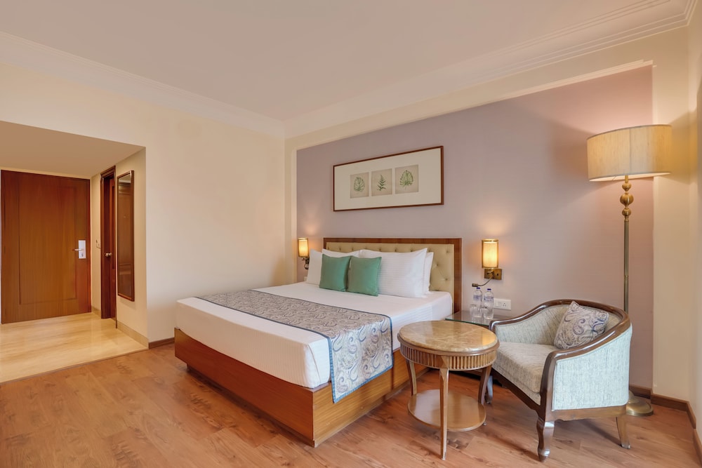 Executive King Room with Balcony View - Photo 5