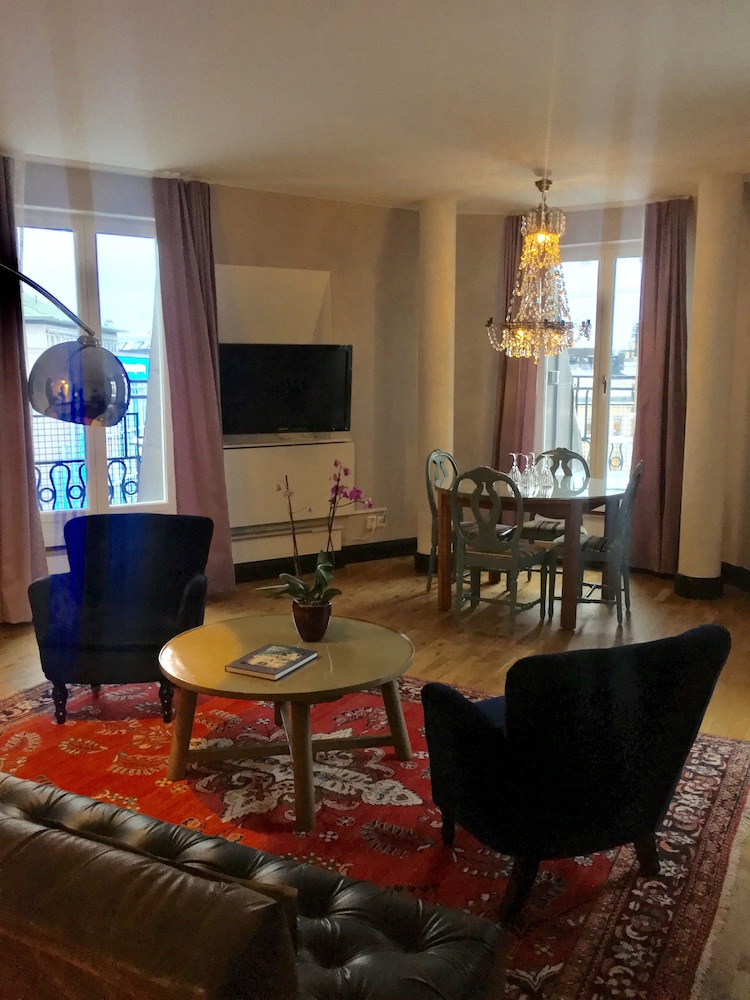 Suite, 1 Queen Bed, Non Smoking, Balcony (Living Room)