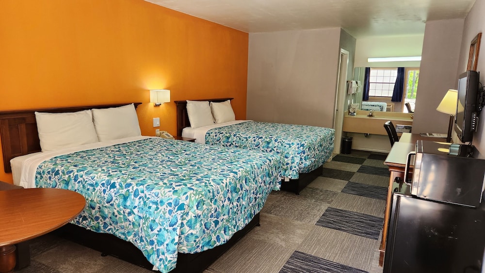 Deluxe Double Room, 2 Queen Beds, Ground Floor