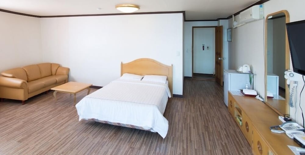 Room (Deluxe Double Twin) photo 1