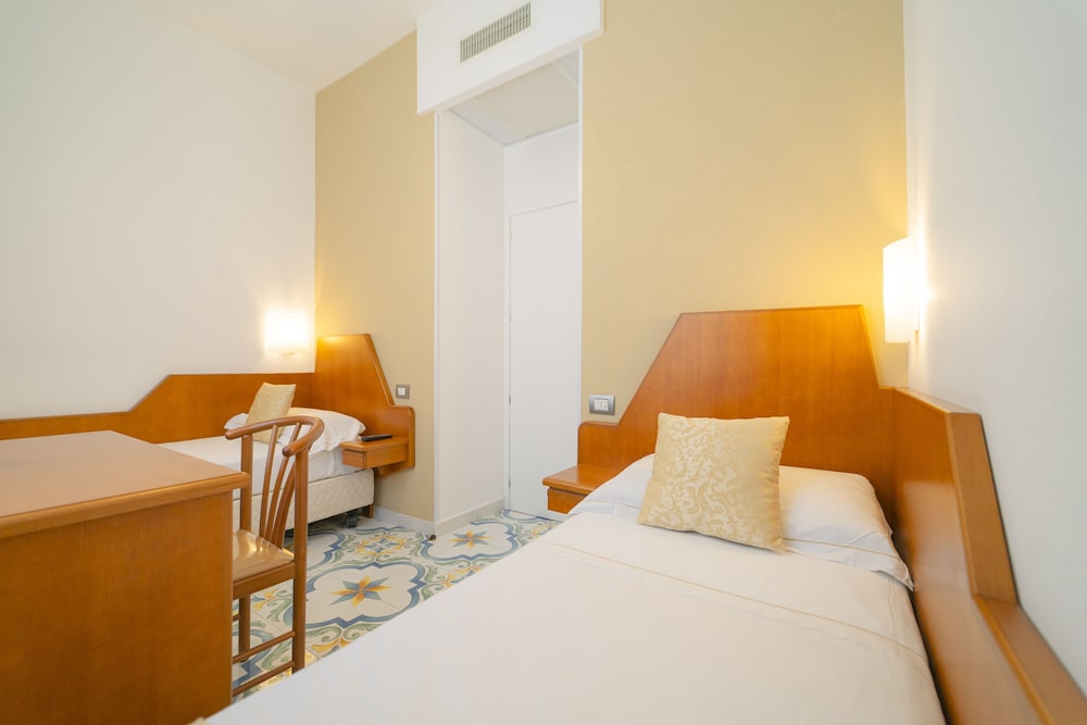 Family Room, Multiple Beds - Photo 3