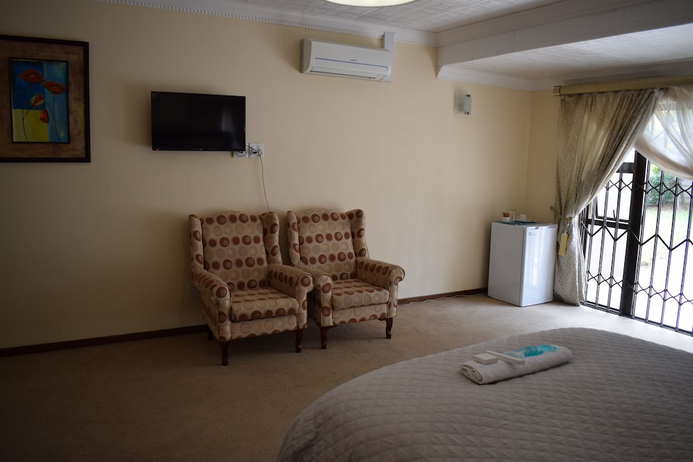 Deluxe Room, 1 Queen Bed photo 3