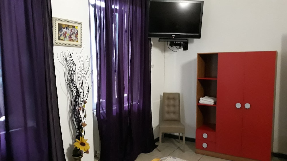 Double Room, 1 Queen Bed, Private Bathroom photo 2