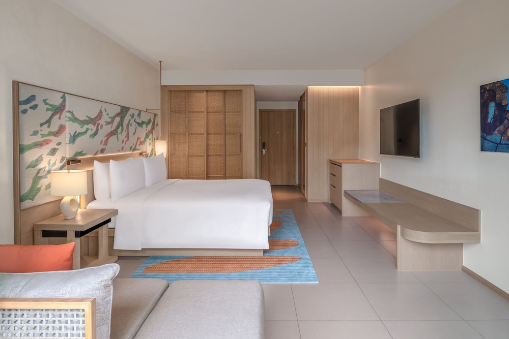 Premium Room, 1 King Bed, Pool View (Terrace) - Photo 6