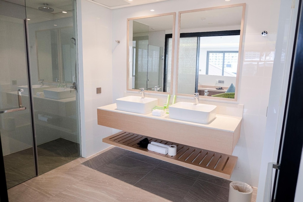 Suite with Private Pool (Premier King Bayview Pool Suite) - Photo 3