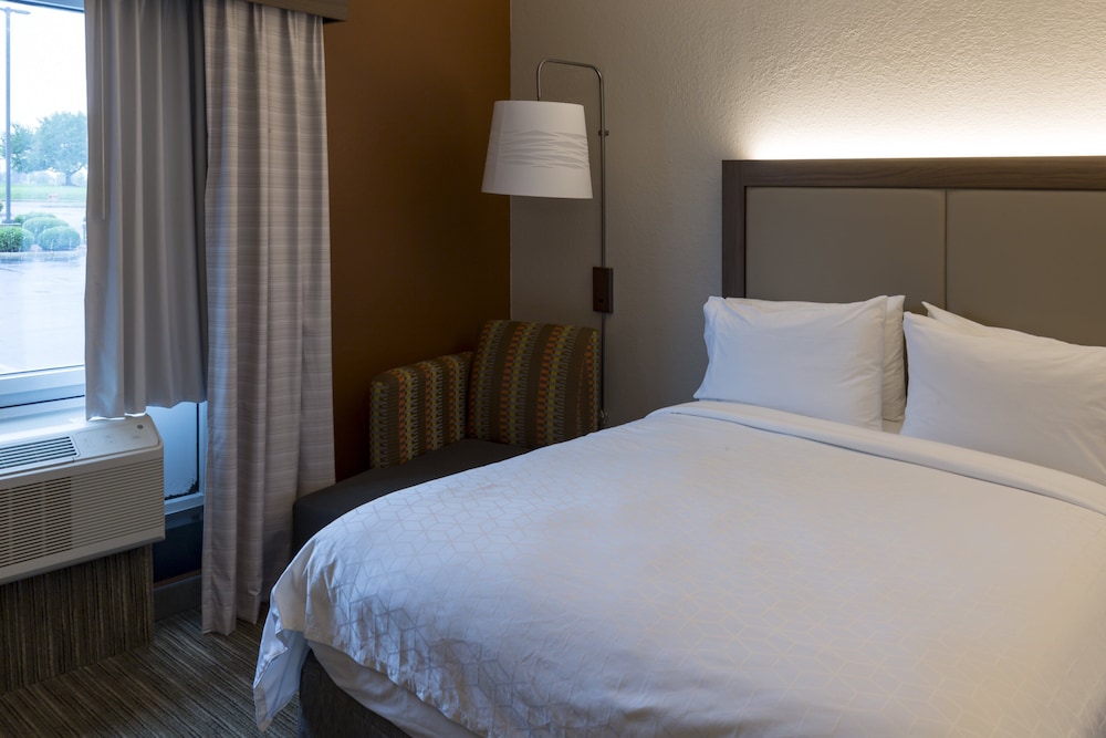 Suite, 1 King Bed - Photo 3