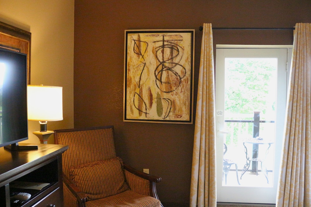 Single Room, 2 Queen Beds, Golf View photo 3