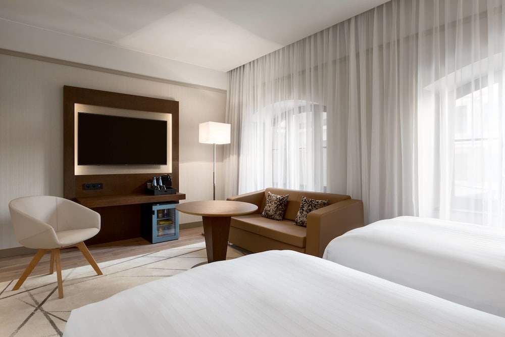Comfort Room, 2 Twin Beds, Courtyard View