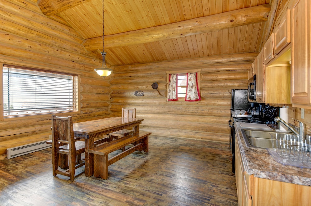Cabin, 2 Bedrooms, Mountain View, Ground Floor - No Pets photo 3