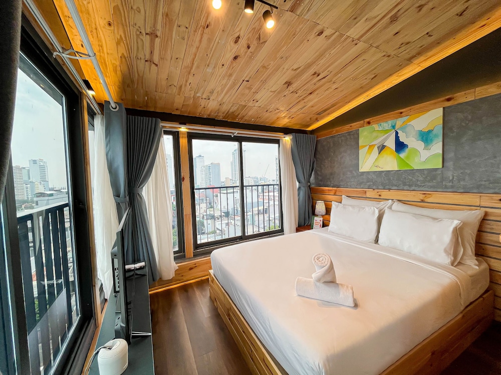 Premier Studio Panoramicview - Photo 2