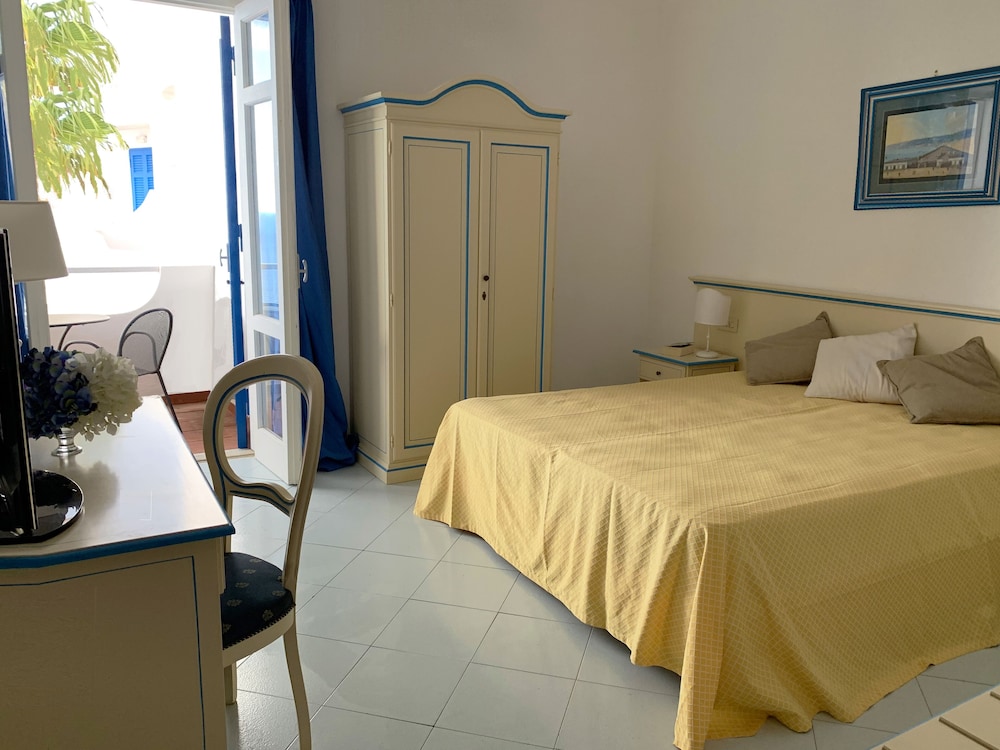 Comfort Room, Balcony, Partial Sea View - Photo 2