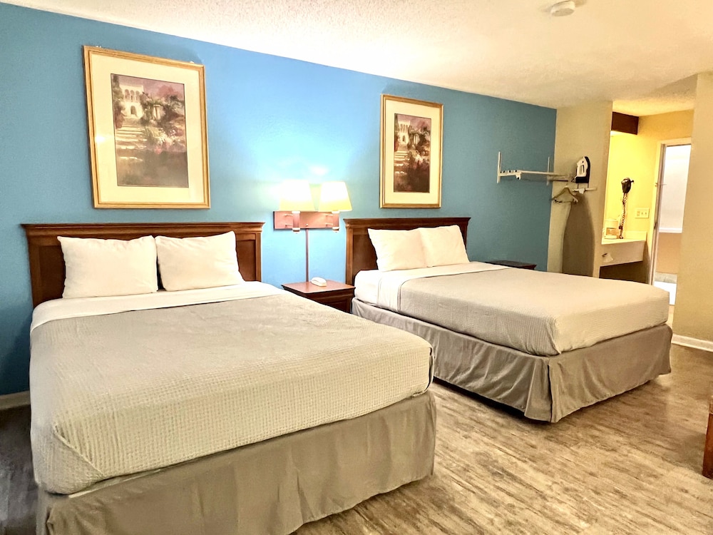 Standard Room, Multiple Beds, Non Smoking photo 3