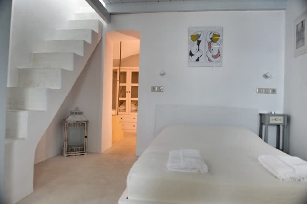 Amaya Graceful Villa with Caldera View and Outdoor Hot Tub