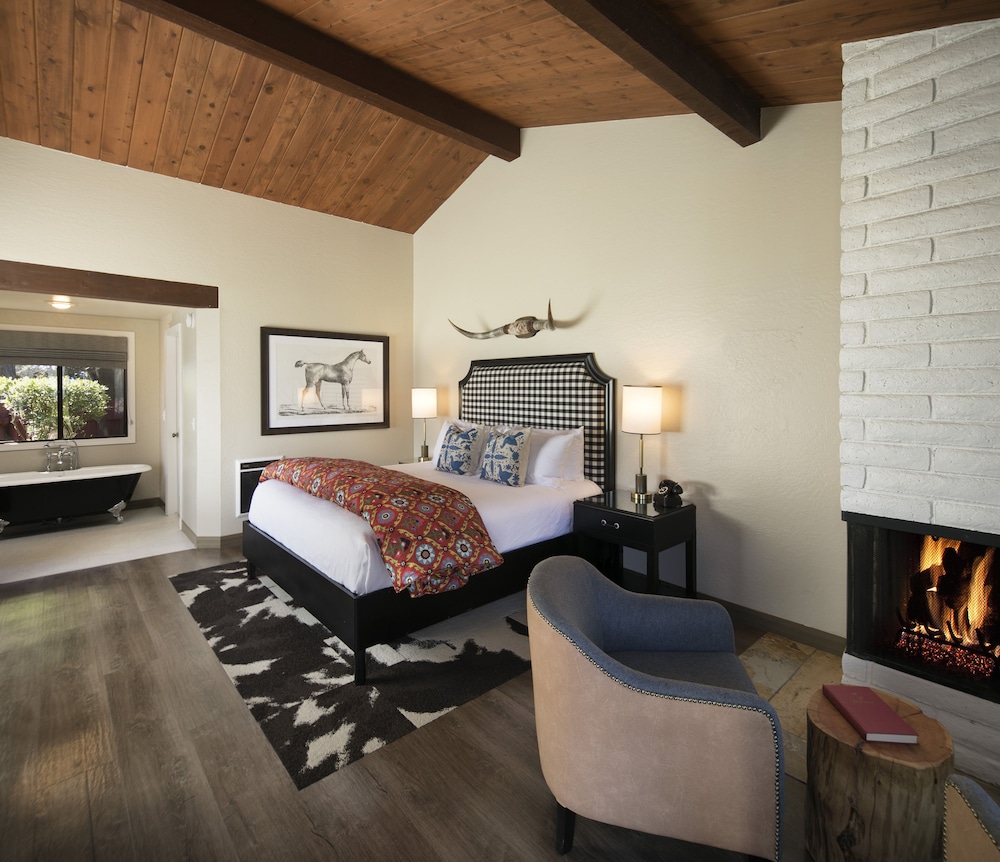 Deluxe Room, 1 King Bed, Fireplace photo 1