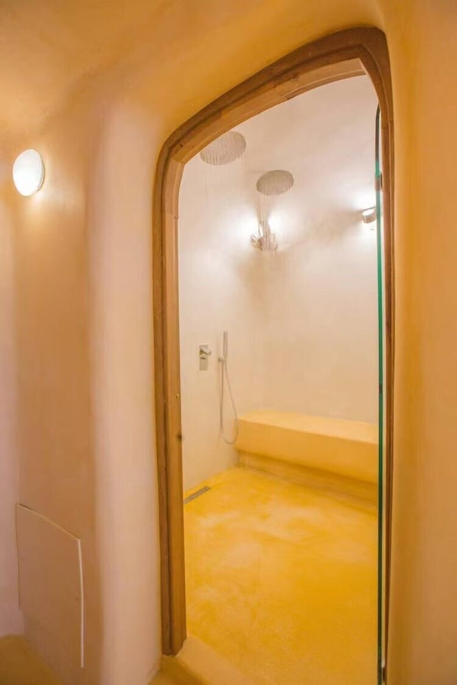 4 Deluxe Cliff Cave Suite (Indoor Massage Pool) - Photo 7