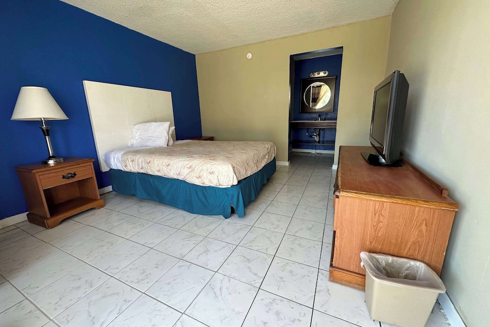 Room, 1 Queen Bed, Smoking photo 1