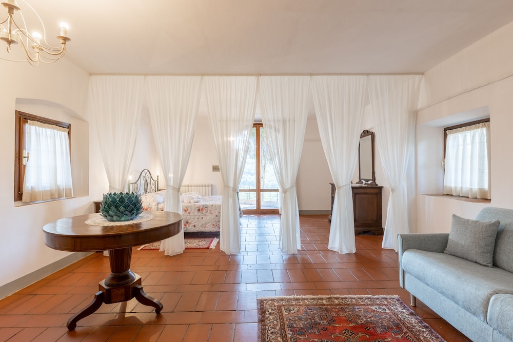 Classic Apartment, Hill View photo 1
