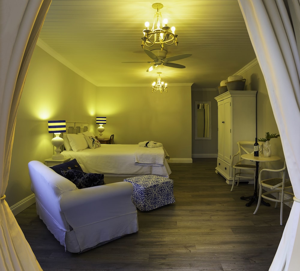 Family Room, 1 Bedroom ( Wisteria Suite) photo 2