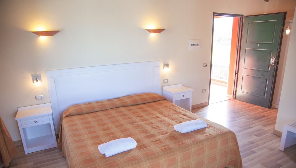 Standard Triple Room - Photo 8