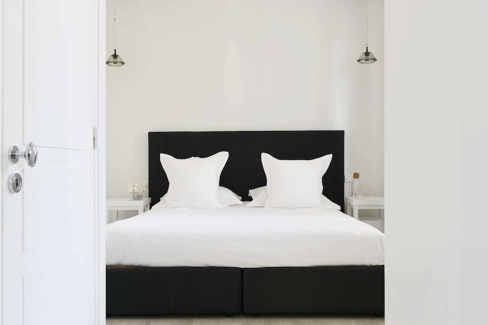 Suite 4 photo 1