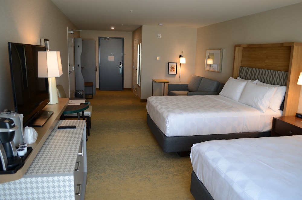 Premium Room, Multiple Beds - Photo 7