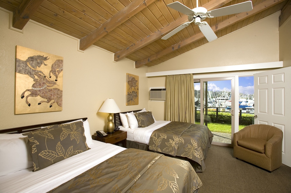 Suite, 2 Queen Beds, Kitchen, Marina View (Living Room, Sofabed, Full Kitchen)