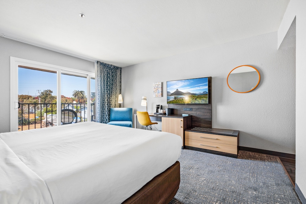 Deluxe Room, 1 King Bed, Balcony, Partial Ocean View - Photo 4