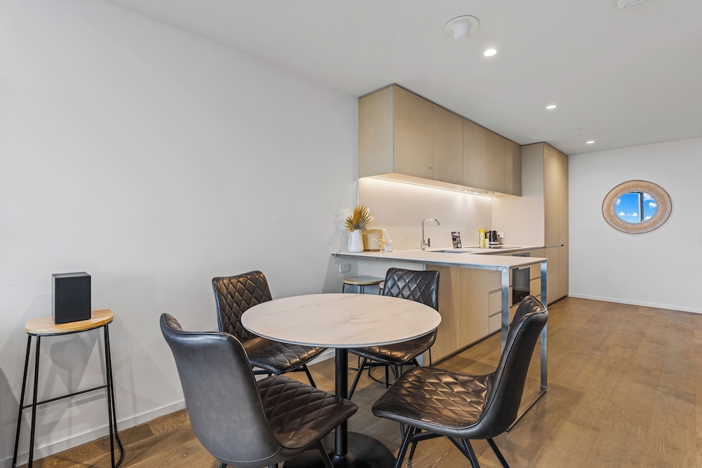 Two Bedroom, Two Bathroom Apartment - Sky High - Photo 10