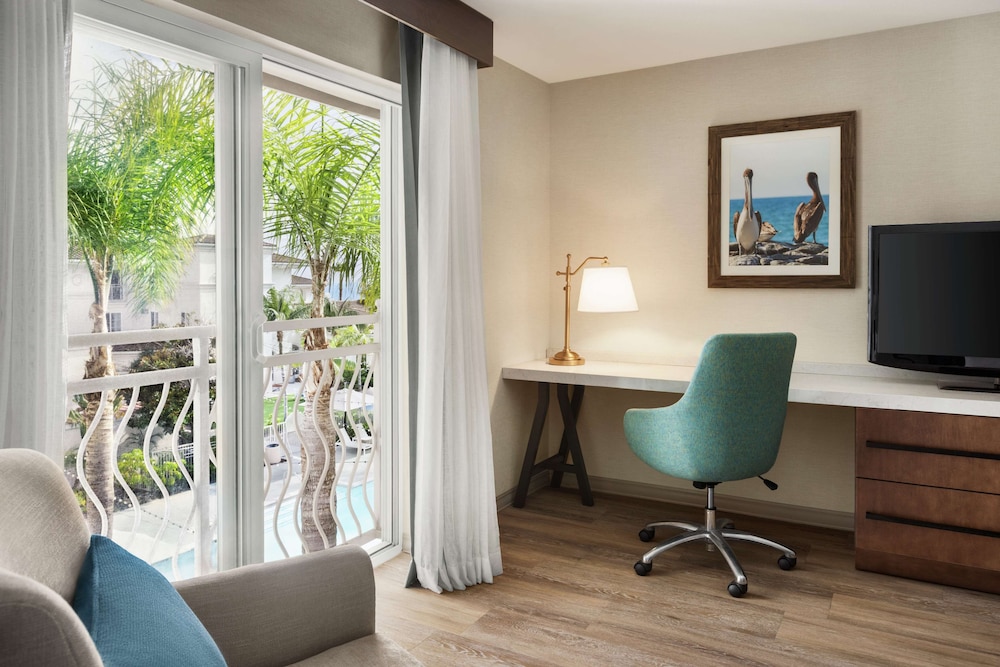 Room, 2 Queen Beds, Bathtub, Pool View - Photo 1
