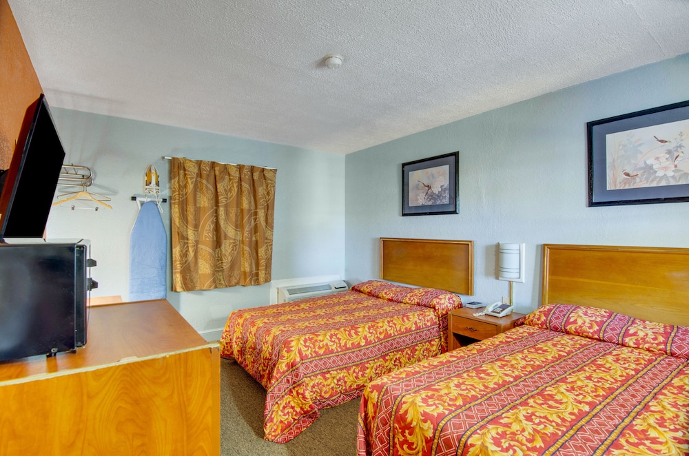 Standard Room, 2 Double Beds, Smoking - Photo 1