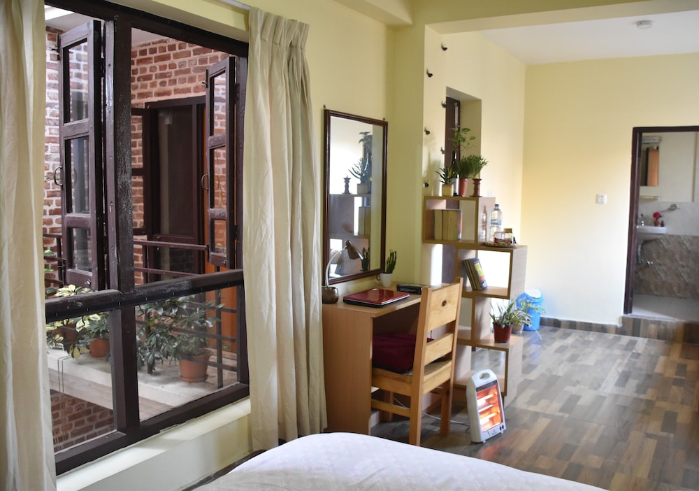 Deluxe Room, 1 Queen Bed, Private Bathroom, Courtyard Area photo 3